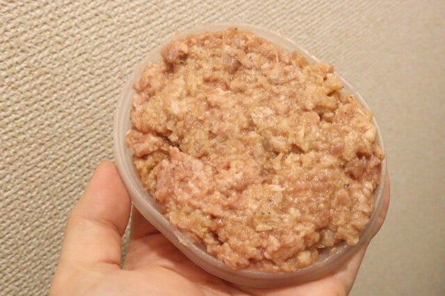 セリアのハンバーグメーカーにタネを詰める