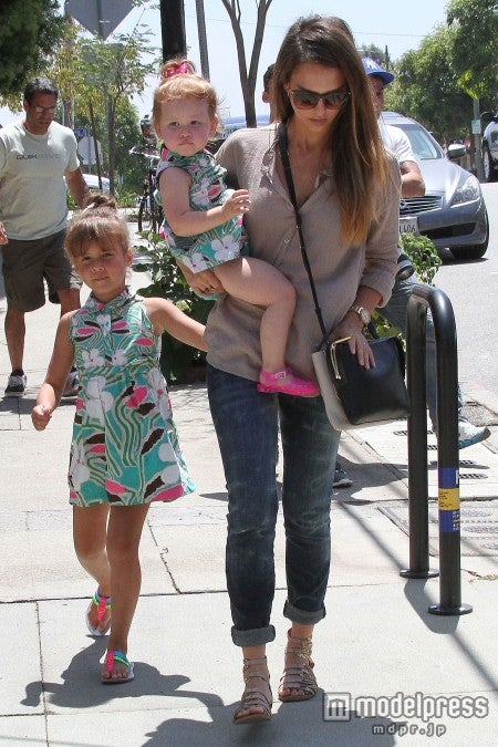 激カワ！ジェシカ・アルバ、娘2人にお揃いワンピ