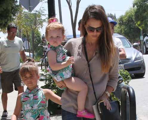 激カワ!ジェシカ・アルバ、娘2人にお揃いワンピ