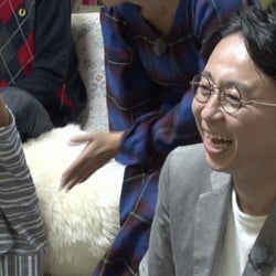 有吉弘行が眼鏡姿を披露!川村エミコの自宅でゲームに熱中