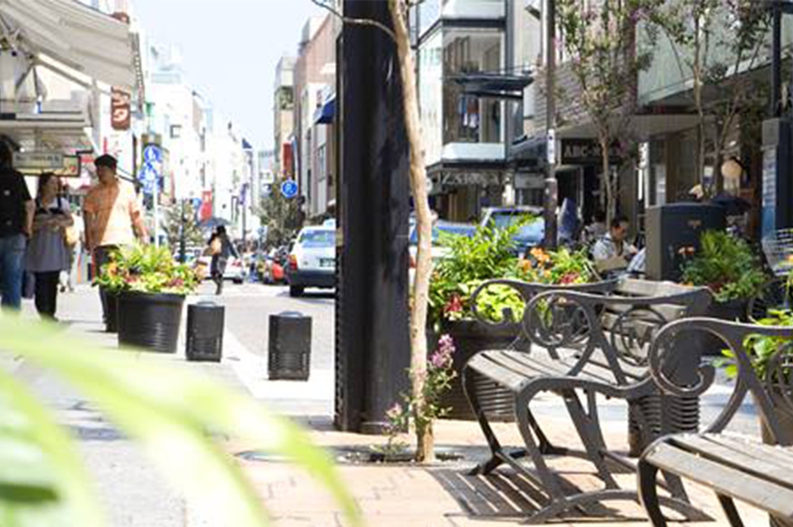 随所にベンチもあり、ゆっくり買い物が楽しめる（画像提供：元町SS会）