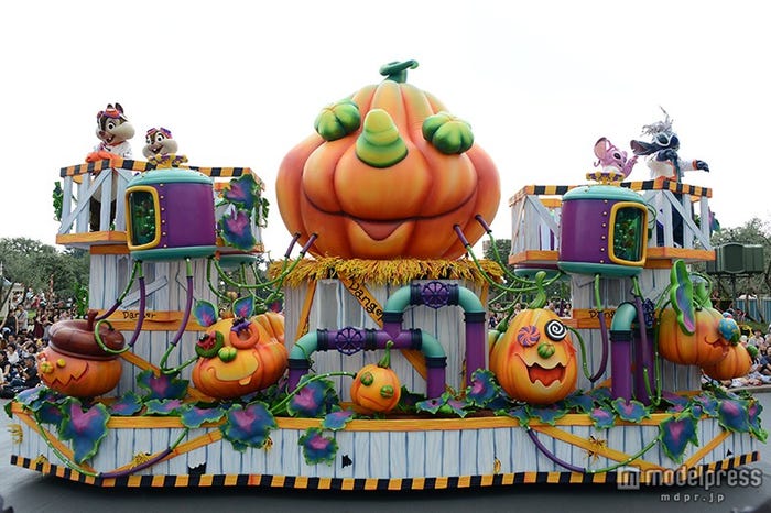 パレード「ハッピーハロウィーンハーベスト」/巨大なカボチャを創り出すラボラトリー