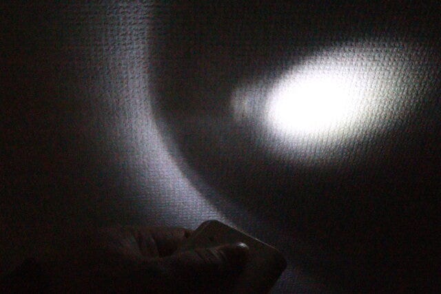 ダイソーの乾電池式緊急充電器はライトモード搭載