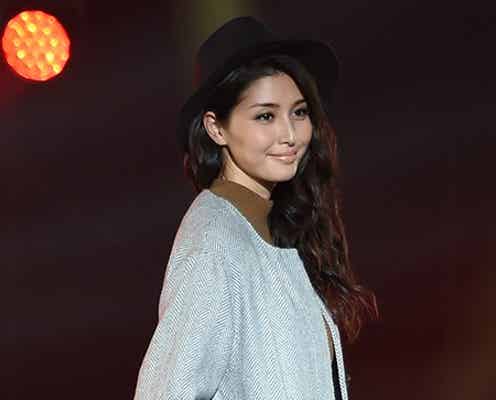 橋本マナミ、ランウェイで大人の色気振りまく 抜け感のあるスタイルで魅了