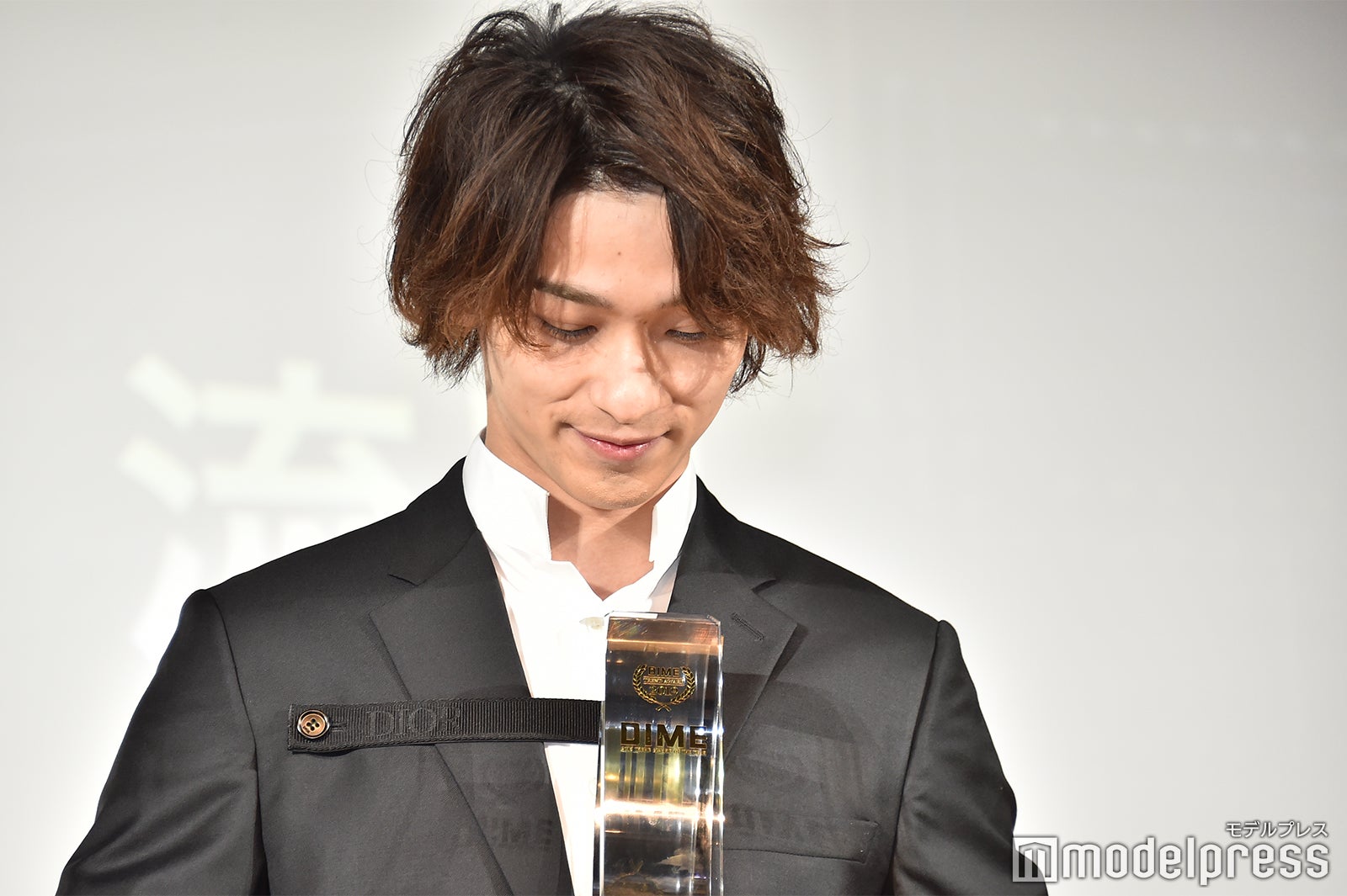 トロフィーを嬉しそうに見つめる横浜流星（C）モデルプレス