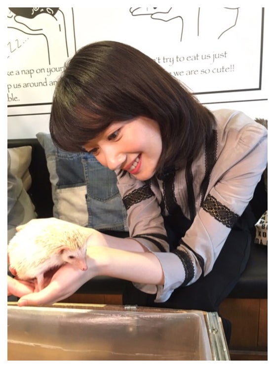 ハリネズミを手に載せる波瑠／オフィシャルブログ（Ameba）より