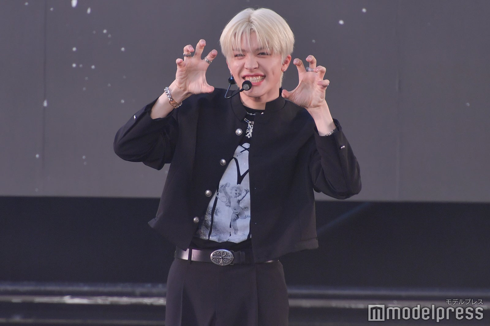 狼ポーズをするMAKI／&TEAM（C）モデルプレス