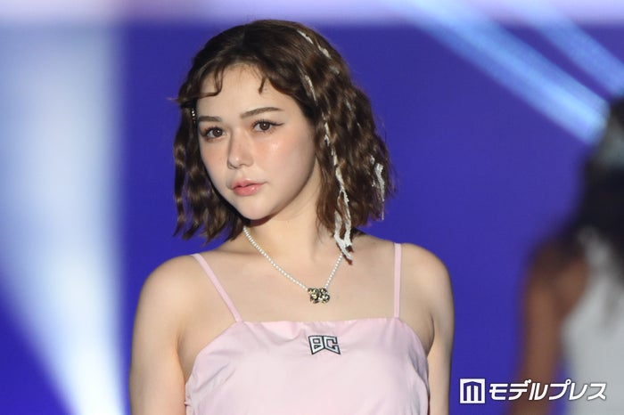 村重杏奈、夏全開キャミワンピで素肌見せ【TGC熊本2024】