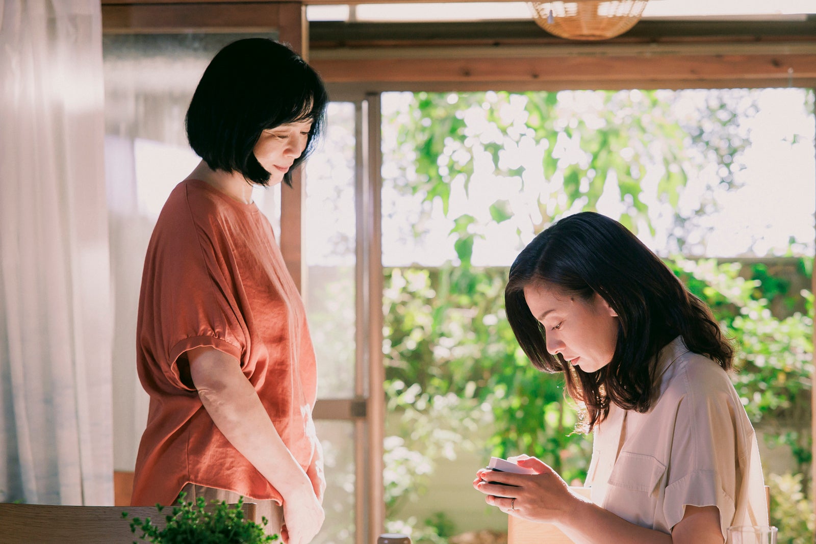 坂井真紀、尾野真千子「ライオンの隠れ家」第5話（C）TBS