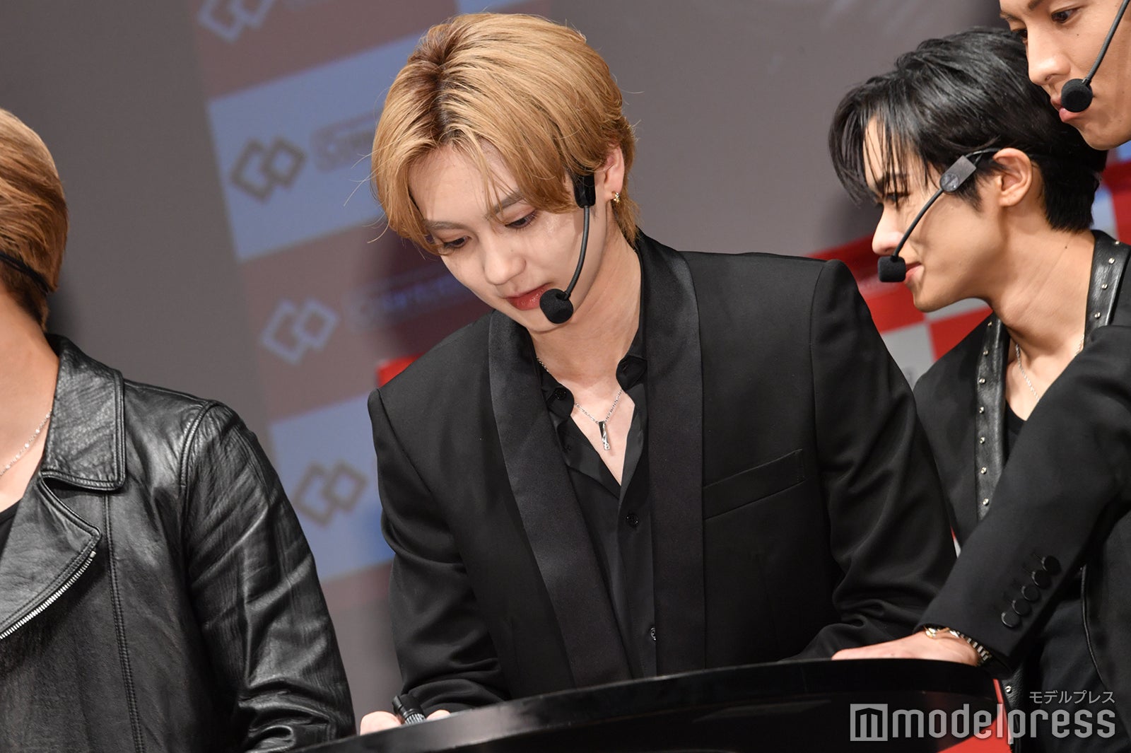 ポスターにサインする吉野北人（C）モデルプレス