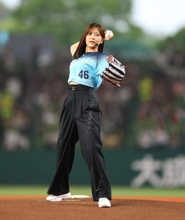 「喜び方が可愛すぎてヤバい」ベルーナD降臨の美女の圧巻ノーバン投球に騒然「綺麗な球筋」「ノーバンで投げ切るスーパーアイドル」