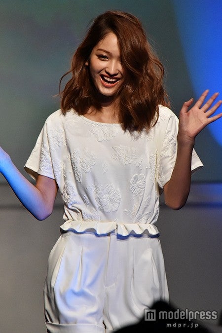 「JELLY」安井レイ、ほっそり美ボディ披露　ランウェイに歓声の嵐