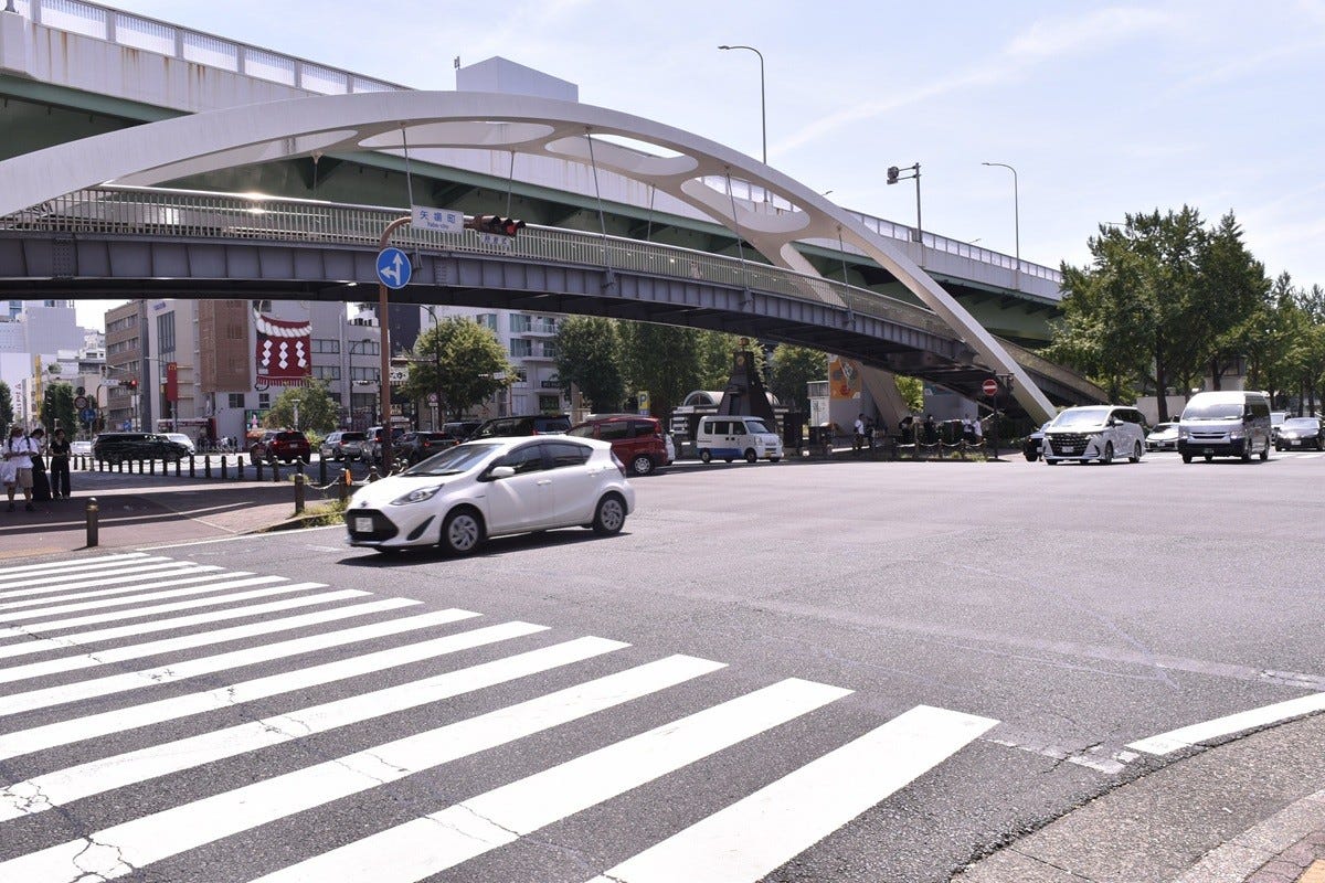 100m道路の1つ、若宮大通。高架が通っている部分が道路の中央部分。片側4車線あり、自動車は走りやすいが、歩行者は1回の青信号で渡り切るのは至難の業