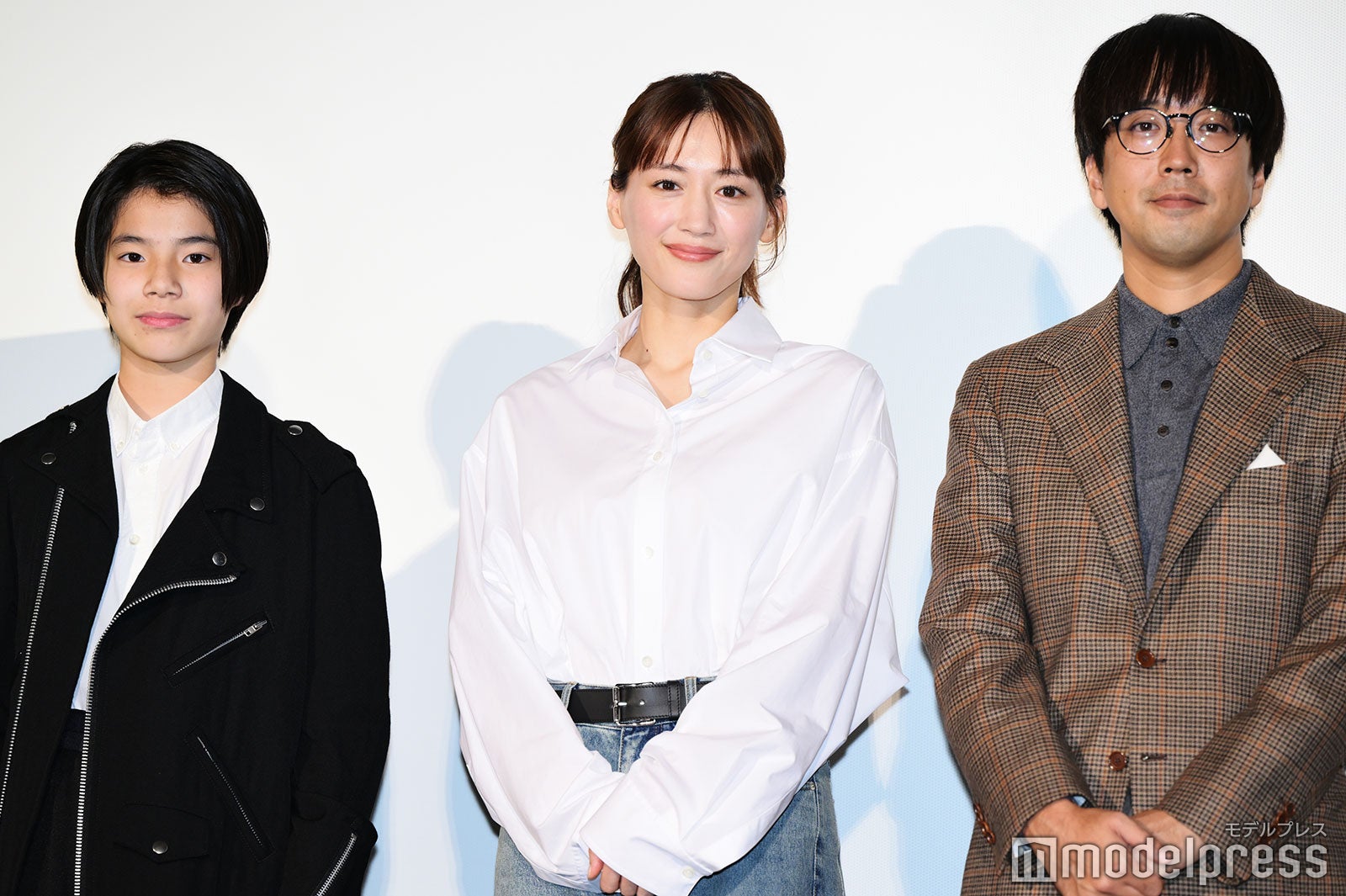 大沢一菜、綾瀬はるか、森井勇佑監督（C）モデルプレス