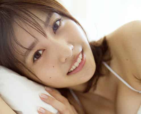 佐野ひなこに「世界中が恋しちゃう」 水着姿で極上くびれボディ披露