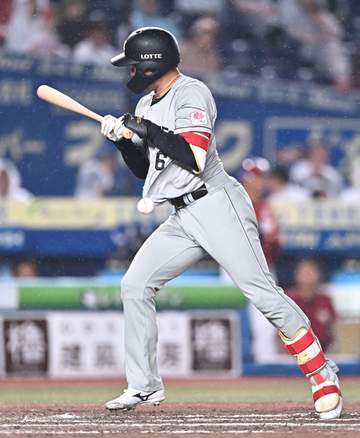 ロッテ・西川史礁への死球に球場騒然 マルテの155キロが左脇腹付近に直撃、苦悶の表情でうずくまる その後プレー続行