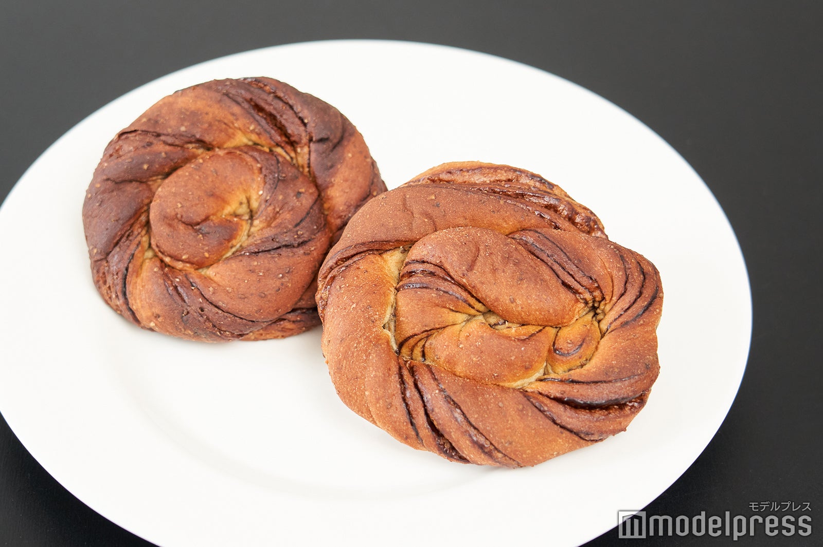 左がリニューアル前、右がリニューアル後（C）モデルプレス