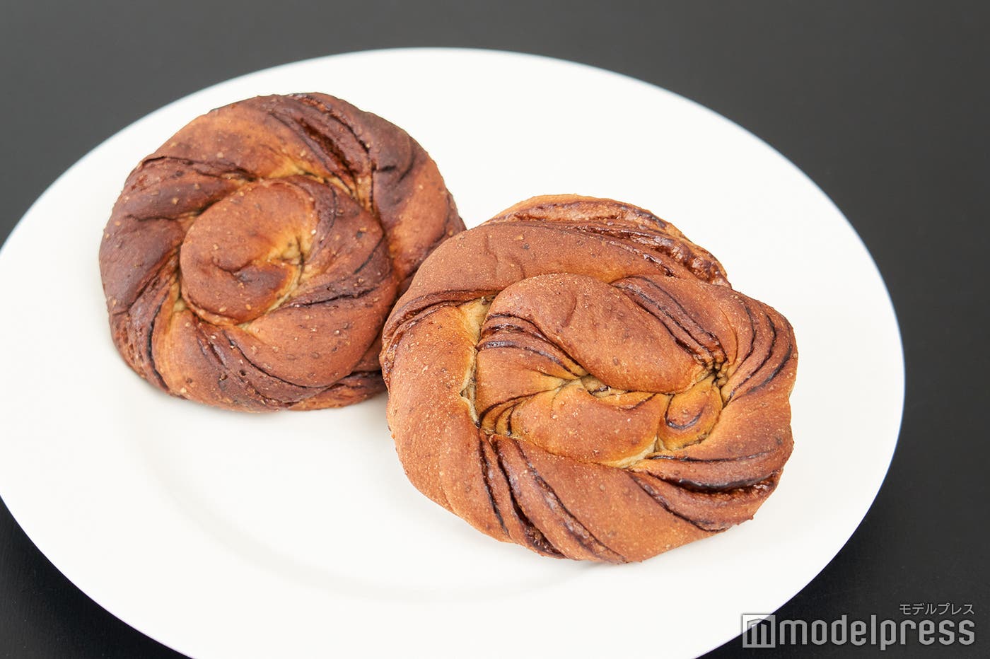 左がリニューアル前、右がリニューアル後(C)モデルプレス