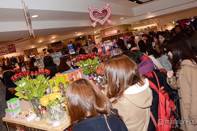 多くの人でにぎわう店内