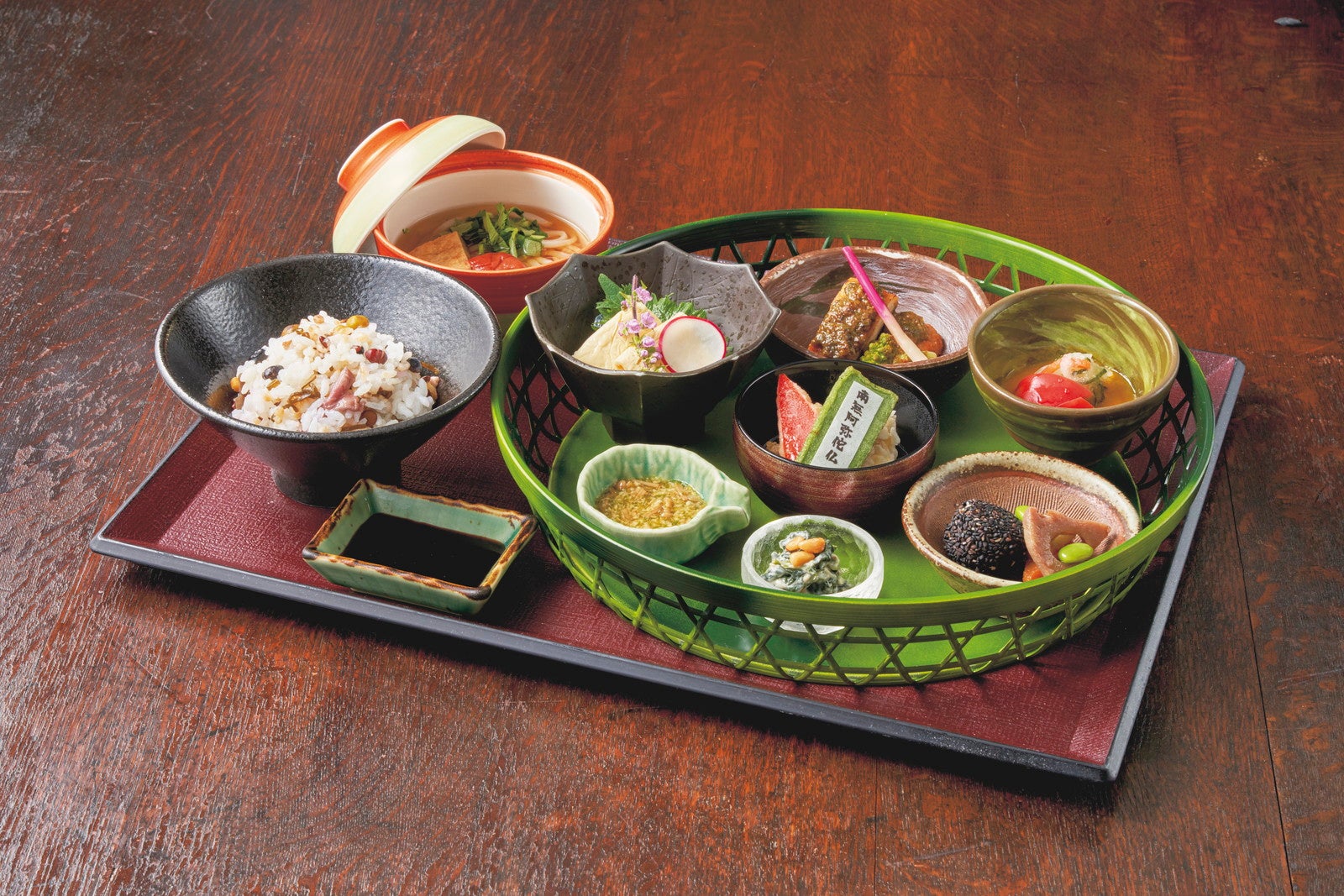 “岩柱”「悲鳴嶼行冥」和（なごみ）の菜食御膳／画像提供：ユニバーサル・スタジオ・ジャパン