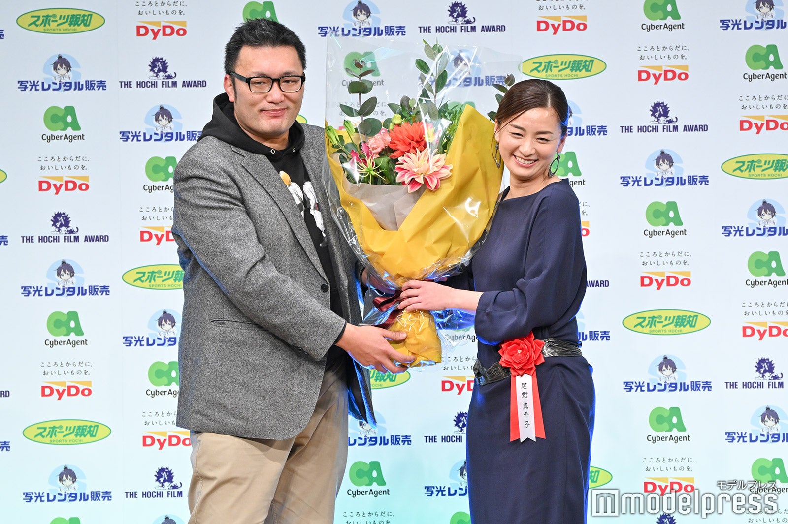 尾野真千子（右）（C）モデルプレス