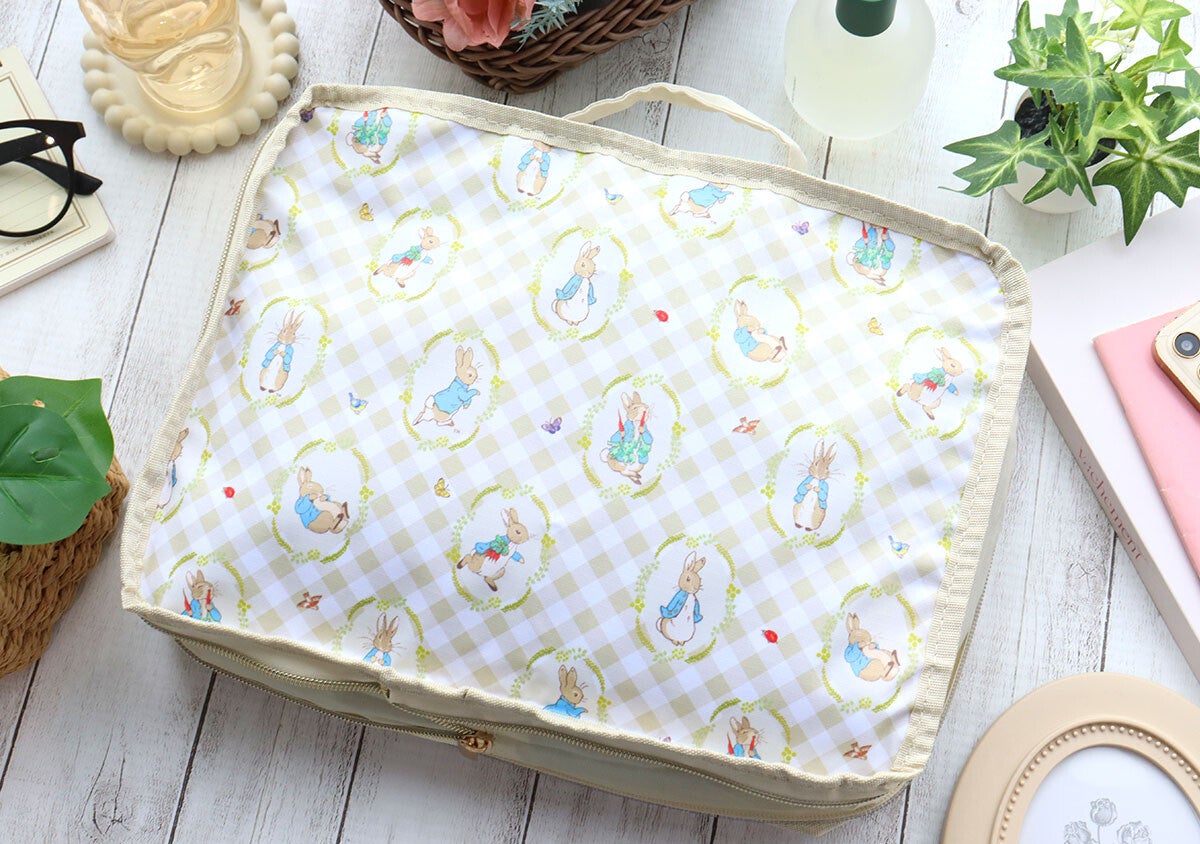 閉めるだけで荷物が驚くほどコンパクトになる！ピーターラビット柄が可愛い♡圧縮収納ポーチ