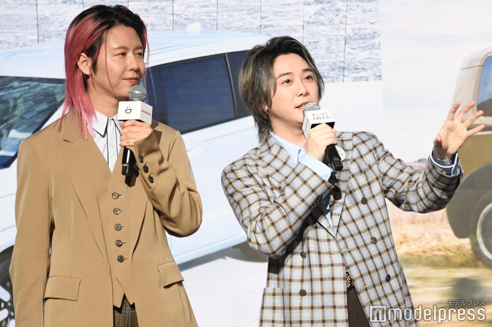 大森元貴のトークを隣で見守る藤澤涼架（C）モデルプレス