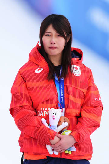 銅メダルの村瀬心椛は表彰式で悔し涙あふれる「優勝できたかなと思ったけど…」「もっと修行しないといけない」金獲得の深田を笑顔で祝福も