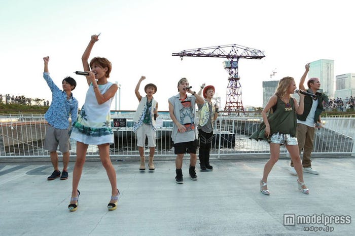 ニューアルバム発売イベントで熱唱するAAA