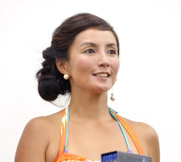 「幾つもの難病」発症を公表の女優 「死の淵から」立ち上がった記録を執筆中と明かす 30代から変わらぬ美しさ