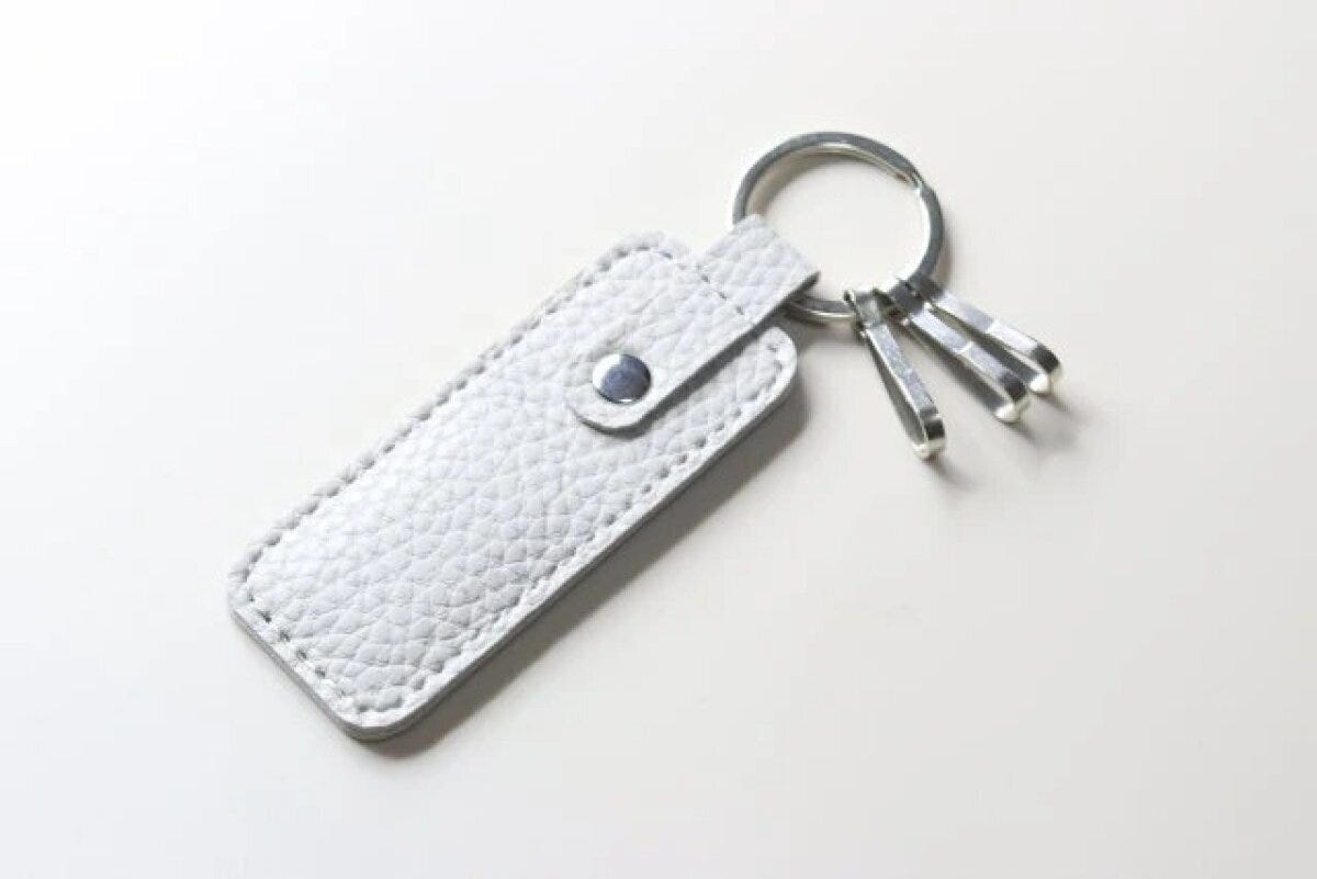 ダイソー　レザー調マグネット入キーホルダー（ベーシック）