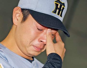 阪神・下村が大粒の涙 「入団してから心配ばかりかけたんで」 スタンドで観戦の両親への言葉求められ「ヤバイ…」と声を詰まらせ目頭押さえる