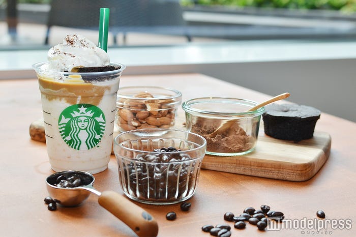 チョコレートケーキ トップ フラペチーノ(R) with コーヒーショット (C)モデルプレス