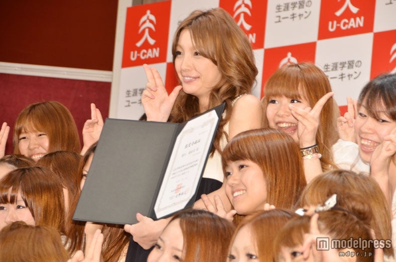 ファンに囲まれて記念撮影をする木下優樹菜