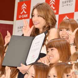 ファンに囲まれて記念撮影をする木下優樹菜