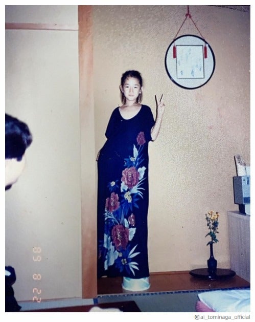 冨永愛、幼少期の写真公開「すでにモデルの風格」「7歳に見えない」