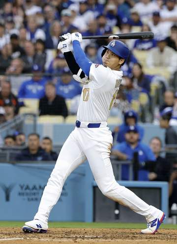 大谷翔平が天を仰ぐ姿に山本由伸も大爆笑→指さし＆モノマネ 同点被弾直後の一発に右腕も喜び爆発