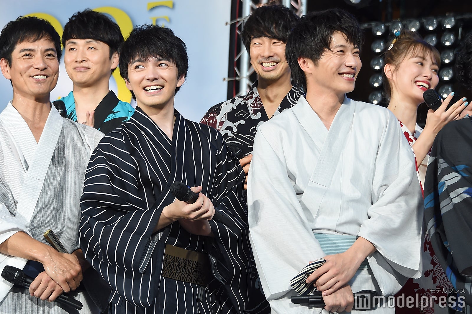 （左から）沢村一樹、児嶋一哉、林遣都、眞島秀和、田中圭、内田理央（C）モデルプレス