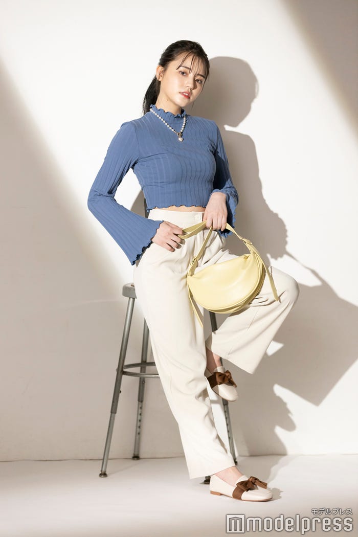 トップス¥854、パンツ¥1,809、バッグ¥¥879、ローファー¥2,257、ネックレス¥190/オールアイテム:「SHEIN」(C)モデルプレス