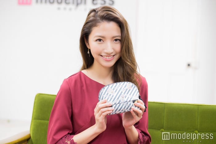 私物のメイクポーチを見せてくれました!(C)モデルプレス