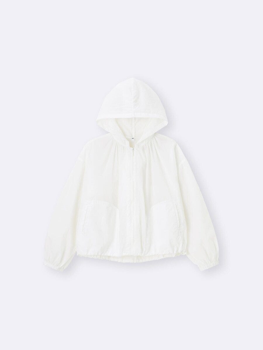 白いUVカットシアーパーカがジッパーを閉じて置かれている