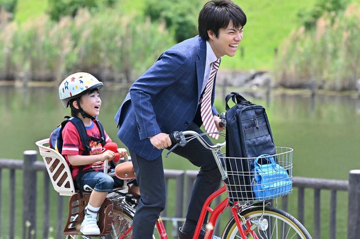 佐藤遙灯、重岡大毅「#家族募集します」第1話より(C)TBS