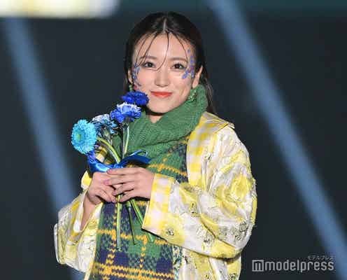 矢吹奈子、レースタイツから美脚透ける フラワーメイクがキュート【TGC北九州2024】