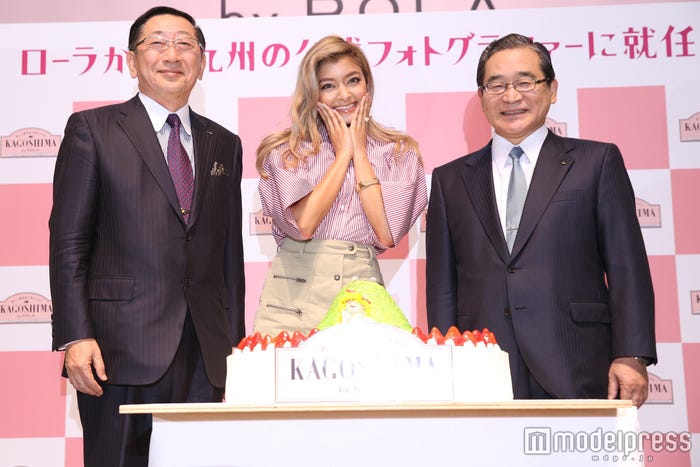 青柳俊彦社長、ローラ、伊藤祐一郎鹿児島県知事