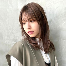 40代の丸顔さんに似合うミディアムの髪型 小顔に見せる上品なおしゃれスタイル モデルプレス