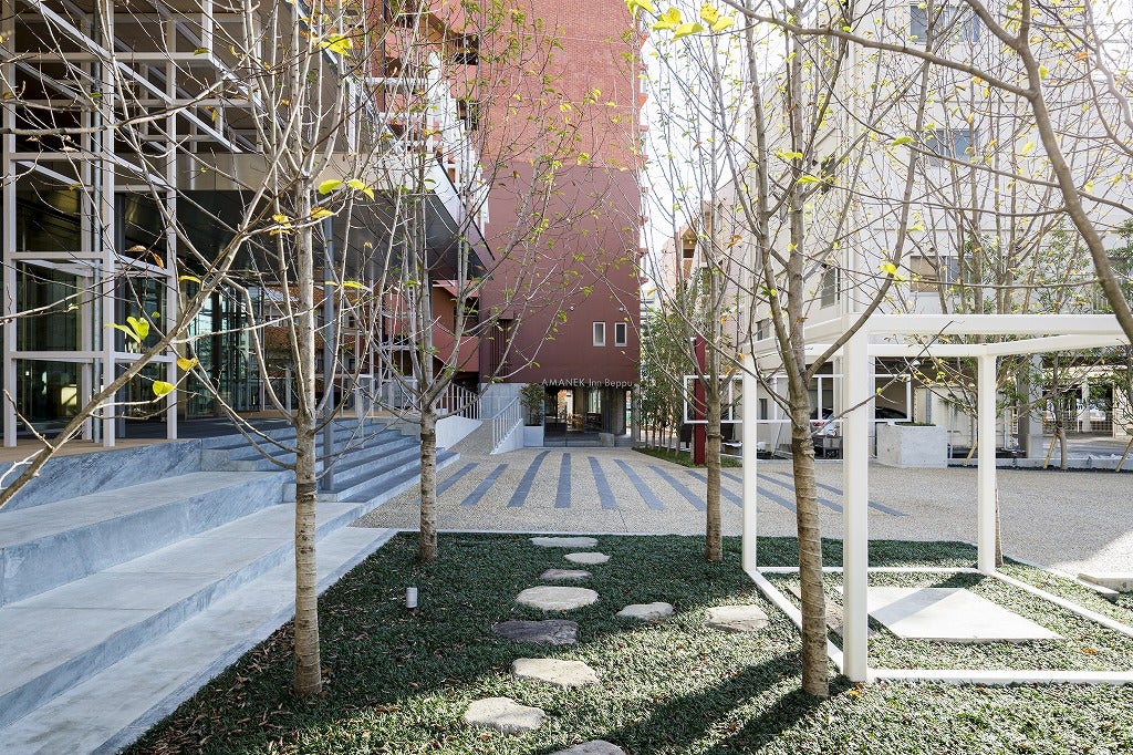 四方が路地に囲まれる配置としたことで、多様な開口部が周辺とゆるやかにつながる（C）Anna Nagai