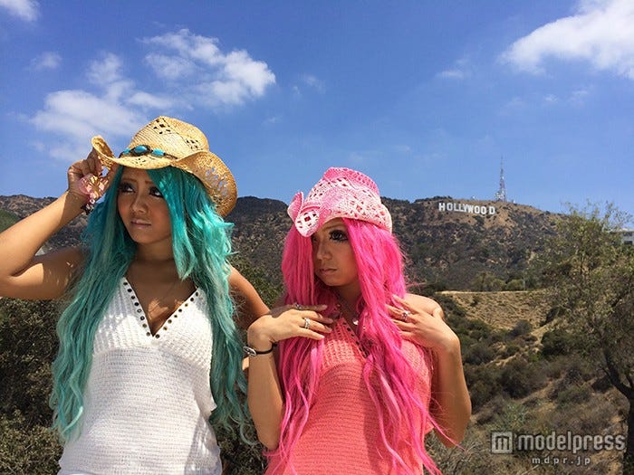 「GALEO」(ガレオ)のブランドプロデューサーに就任したblackdiamondのはるたむ&りせ(左から)