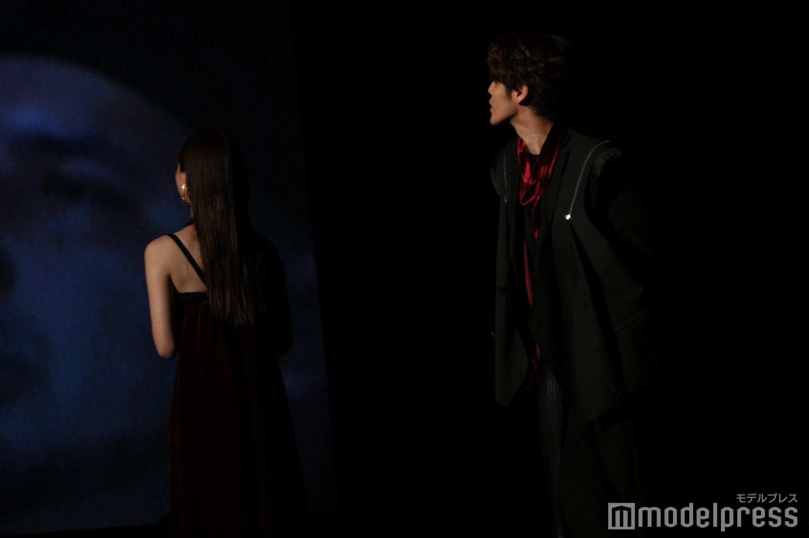 「AnimeExpo2024」での映像を見ている生見愛瑠、宮野真守（C）モデルプレス