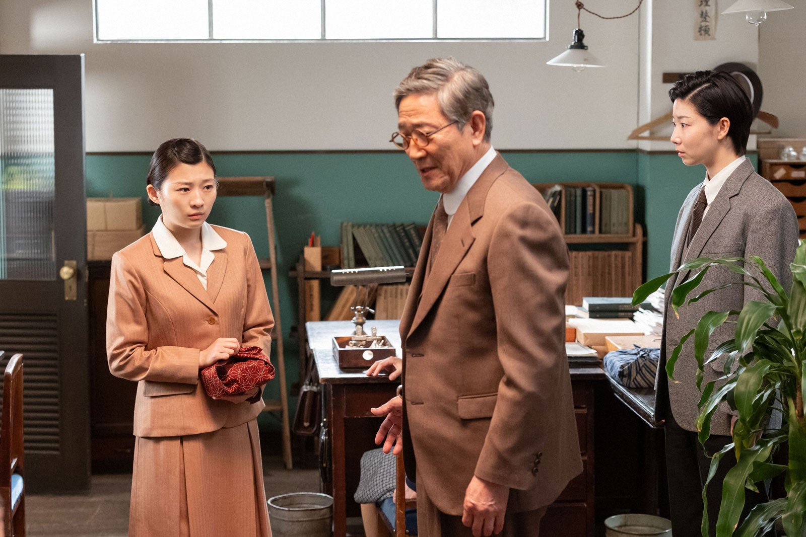 伊藤沙莉、小林薫、土居志央梨「虎に翼」（C）NHK