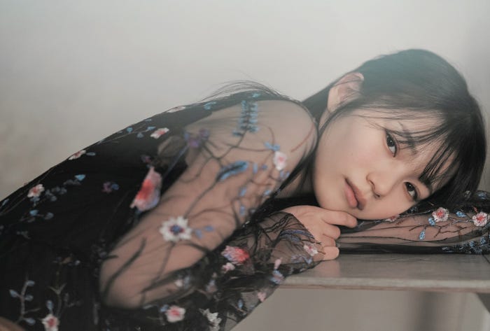 岡本姫奈「B.L.T.」2023年4月号セブンネットショッピング購入特典ポストカード(提供写真)